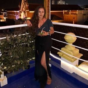 Meet your Posher, Leonor